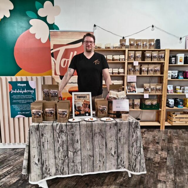 Niko tänään @designkaverit @forumjkl iloisella joulukaupalla maistattamassa toffeita.

#toffeetupa #toffee #käsintehty #käsintehtysuomessa #designkaverit